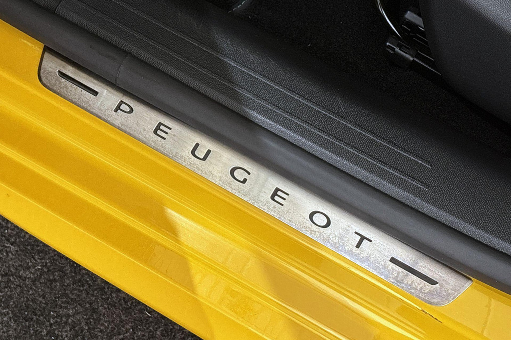 Peugeot e-208 (S633LL) met abonnement