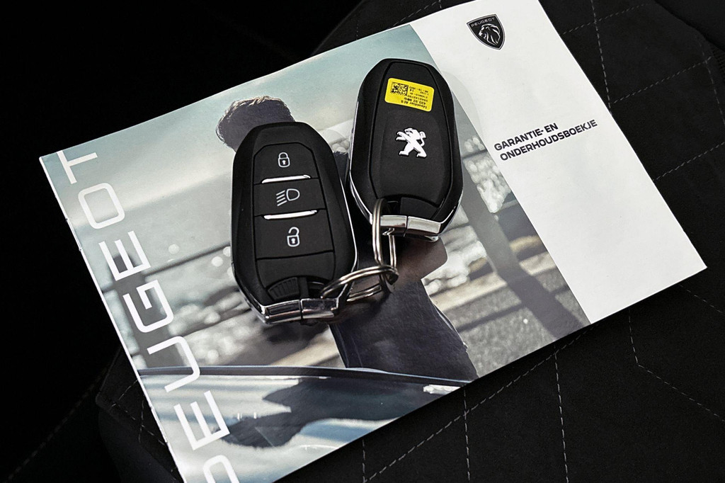 Peugeot e-208 (S633LL) met abonnement