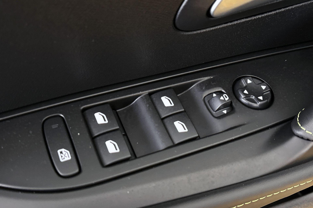 Peugeot e-208 (S633LL) met abonnement