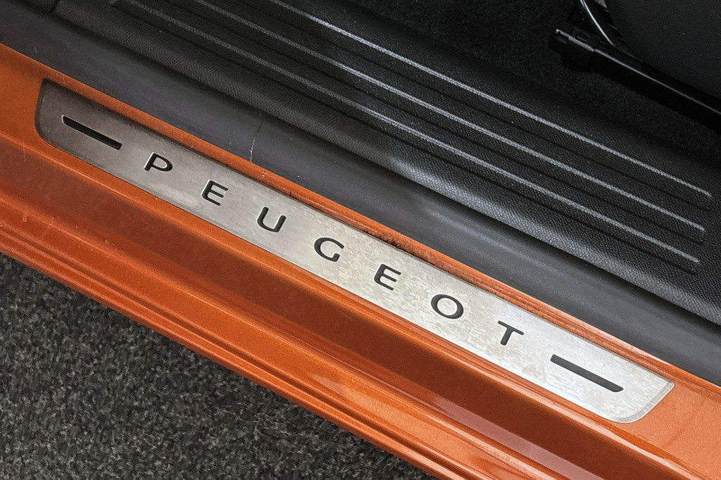 Peugeot e-2008 (T812HG) met abonnement