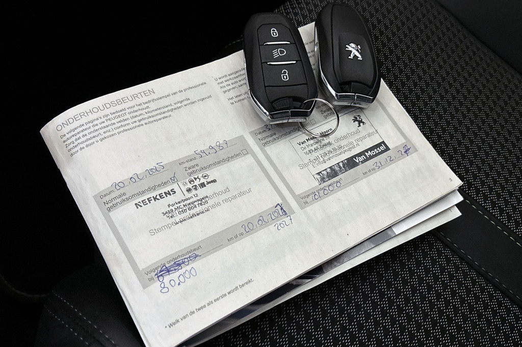 Peugeot e-2008 (T812HG) met abonnement