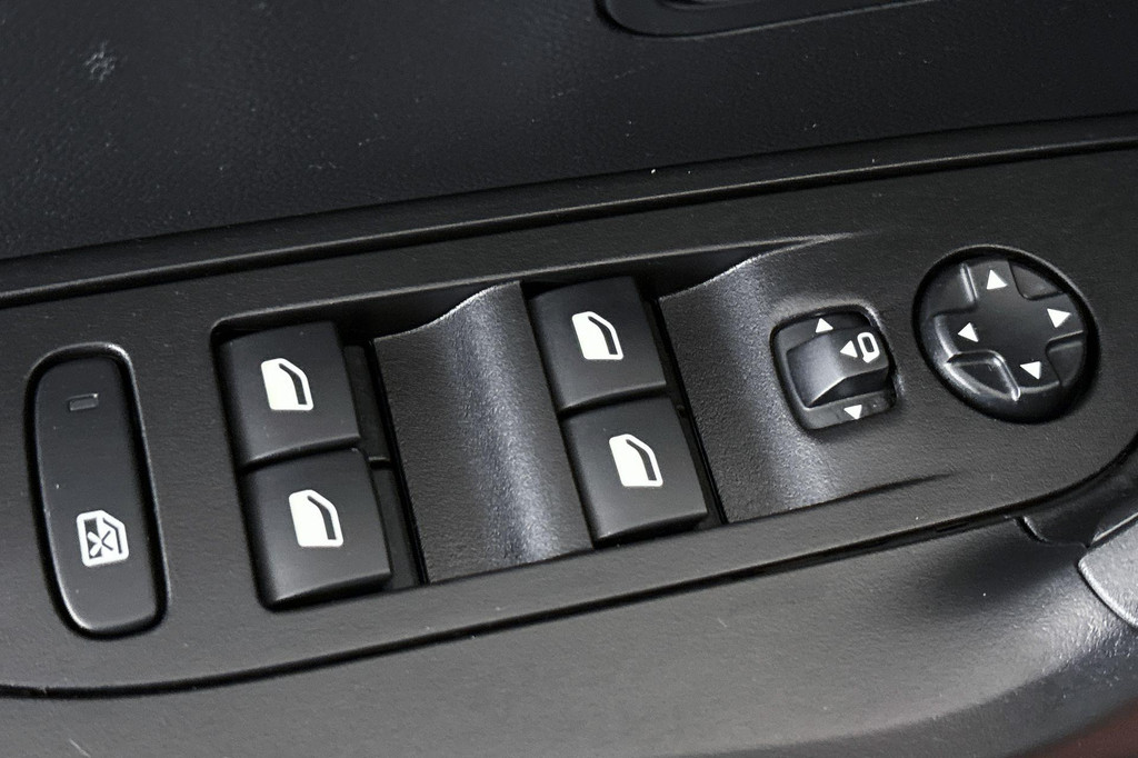Peugeot e-2008 (T945FJ) met abonnement