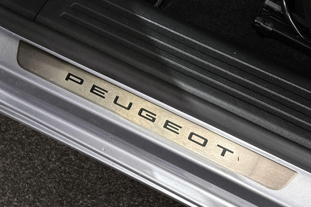 Peugeot e-2008 (HHH83L) met abonnement