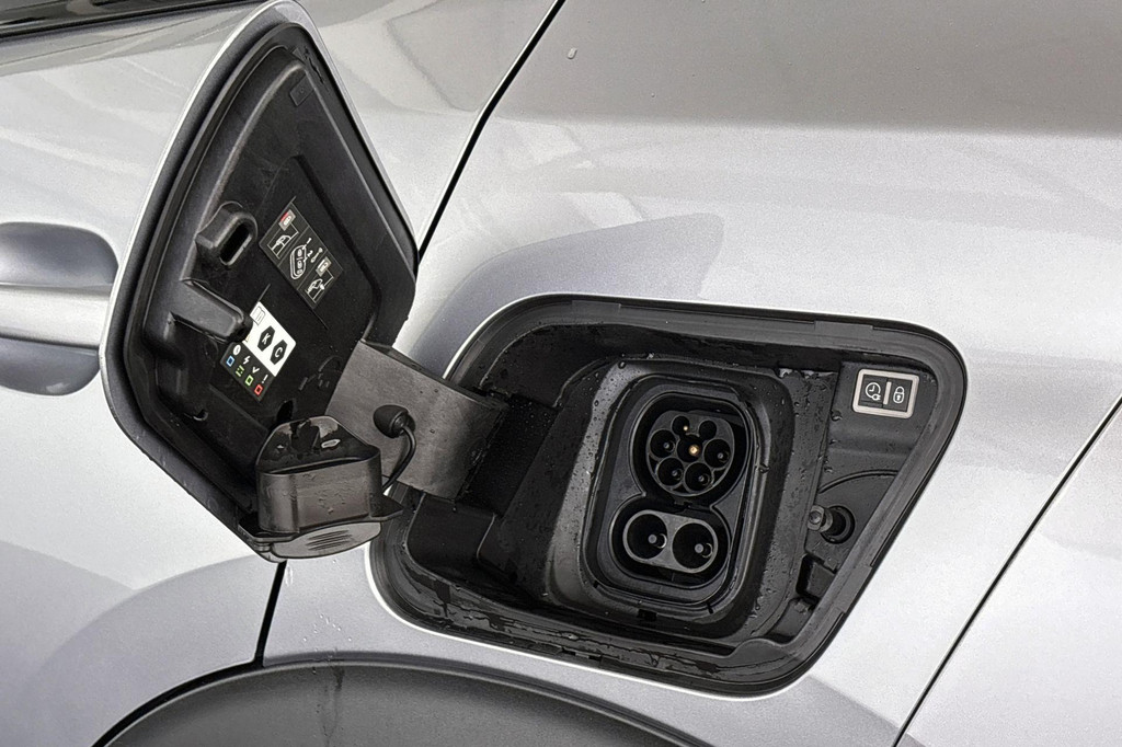 Peugeot e-2008 (HHH83L) met abonnement