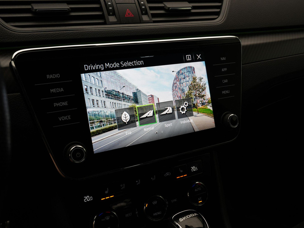ŠKODA Superb (S549JK) met abonnement