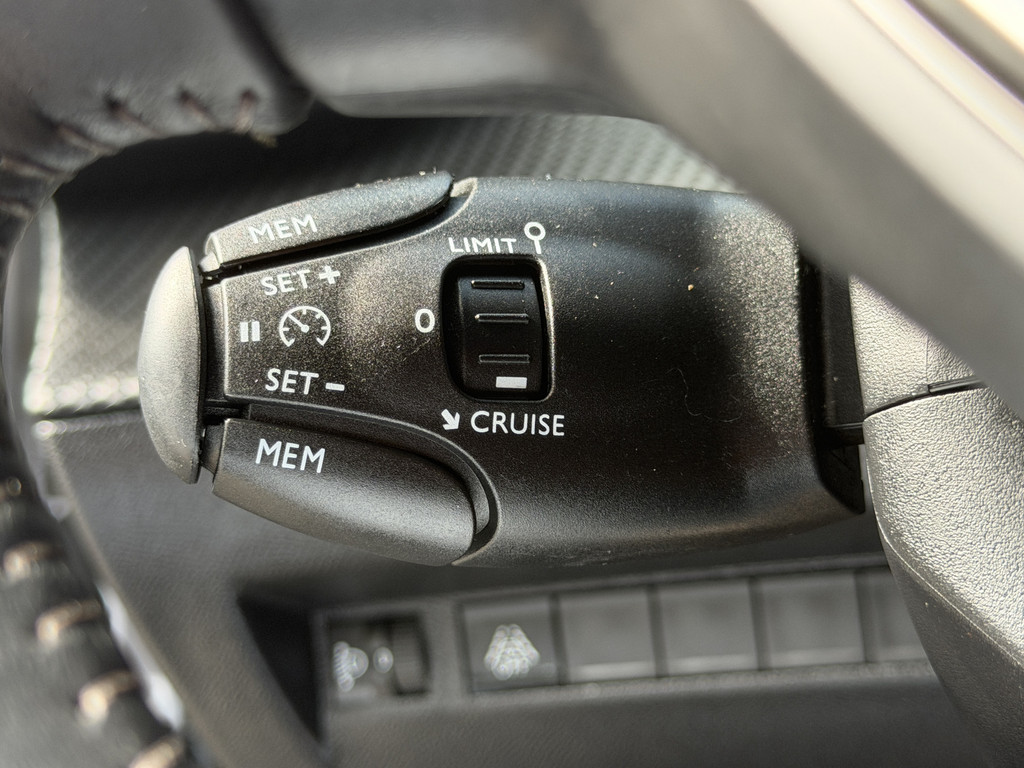 Peugeot e-2008 (N022GB) met abonnement