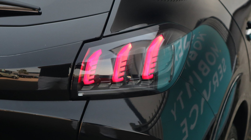 Peugeot e-208 (L939NT) met abonnement