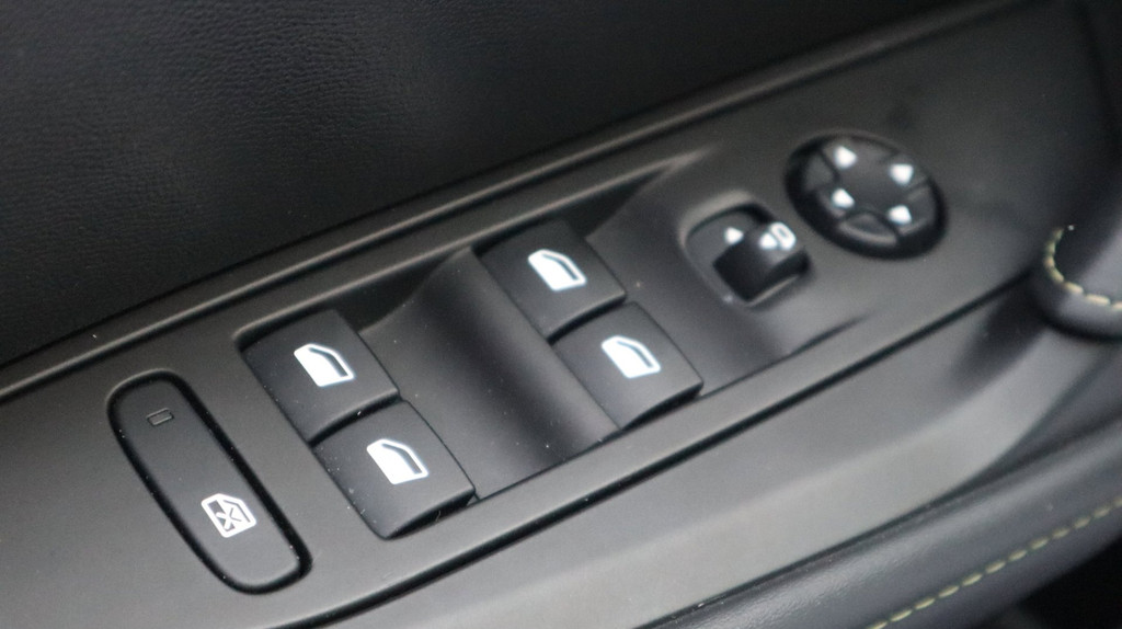 Peugeot e-208 (L939NT) met abonnement