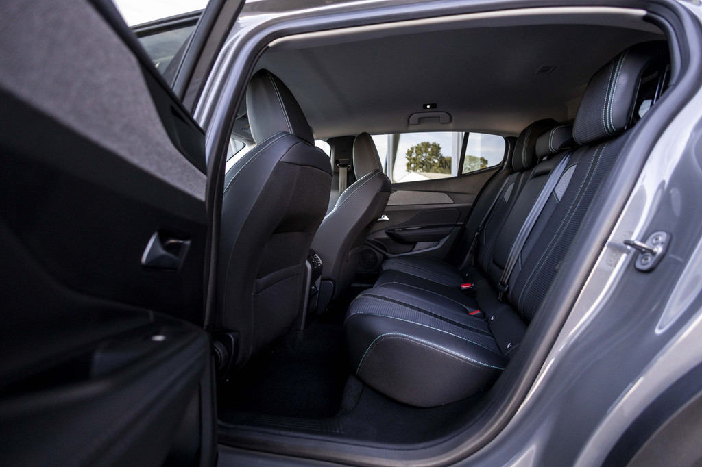 Peugeot 408 (HHK92H) met abonnement