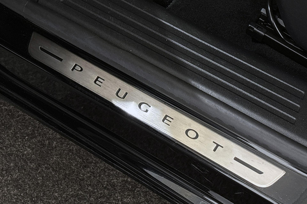 Peugeot e-2008 (R627DH) met abonnement