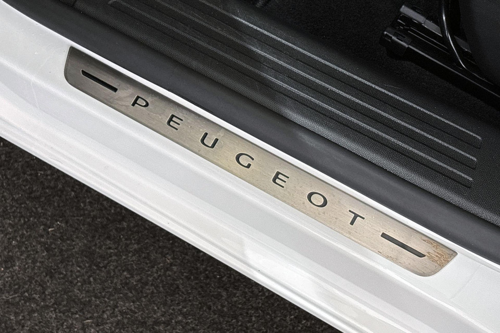 Peugeot e-2008 (KSR57P) met abonnement