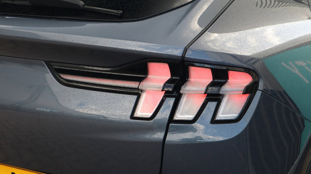 Ford Mustang Mach-E (L674LR) met abonnement