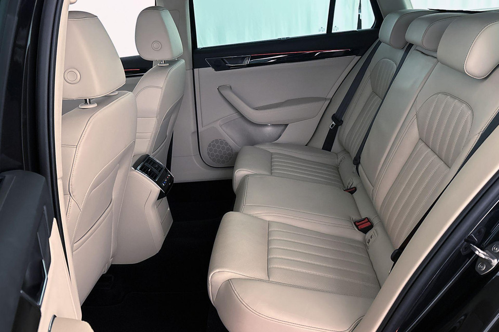 ŠKODA Superb (KTT68J) met abonnement
