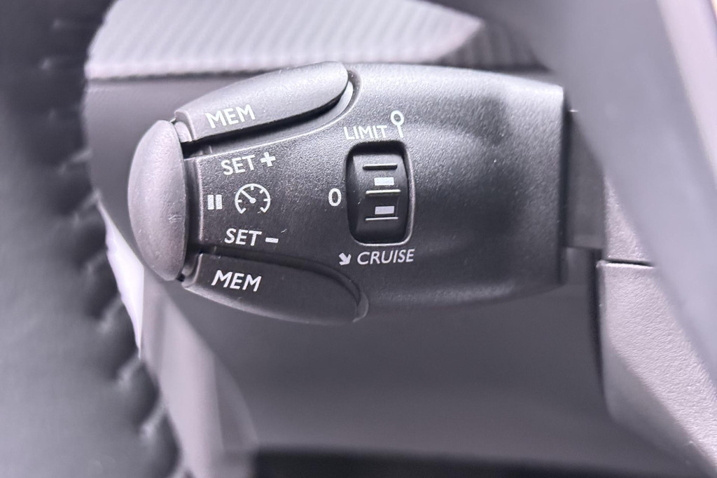 Peugeot e-208 (KRD34N) met abonnement