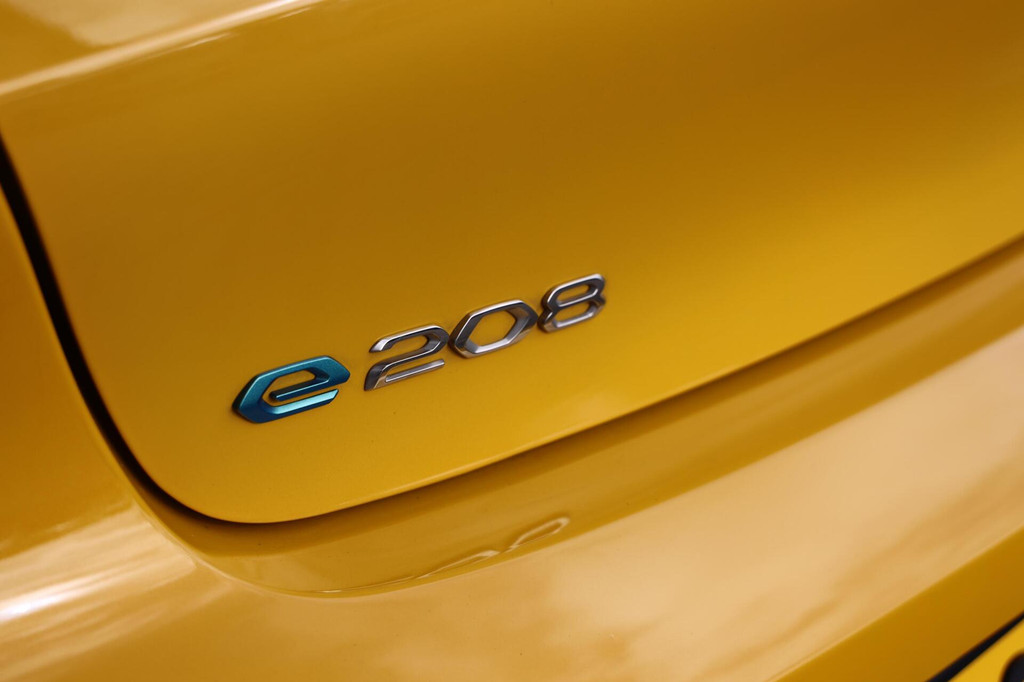 Peugeot e-208 (S582FL) met abonnement