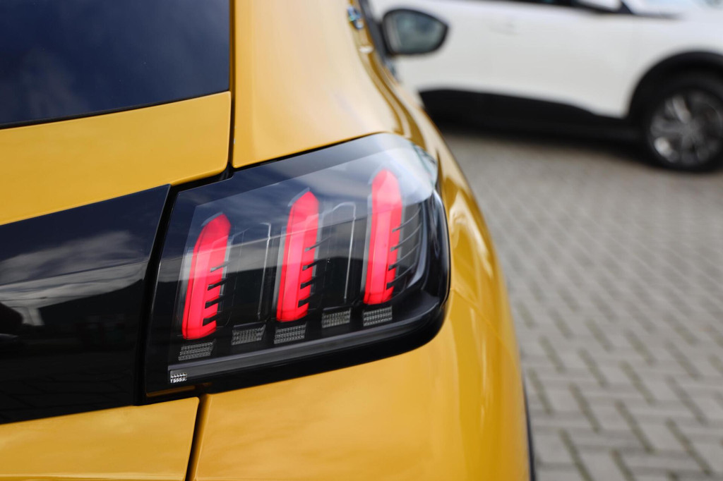 Peugeot e-208 (S582FL) met abonnement