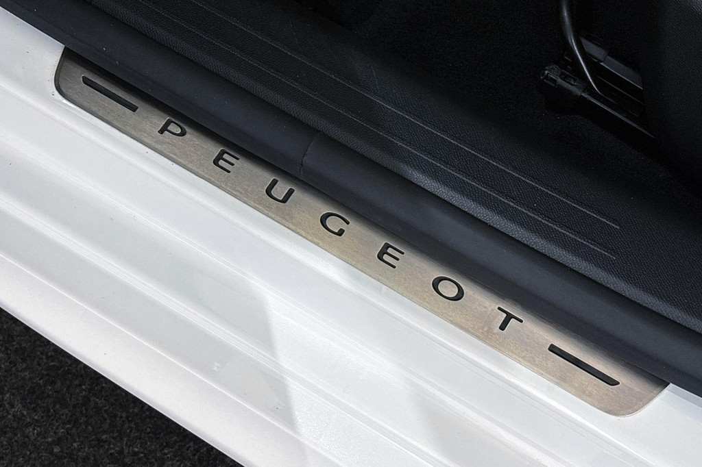 Peugeot e-208 (L578JH) met abonnement