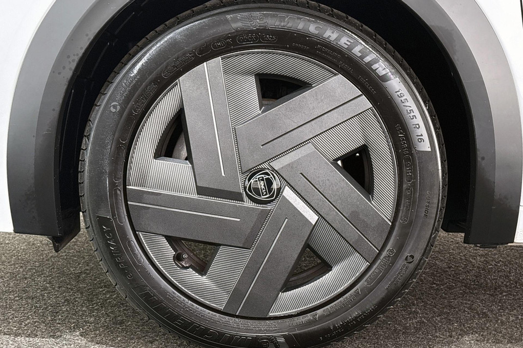Lancia Ypsilon (HXF17L) met abonnement