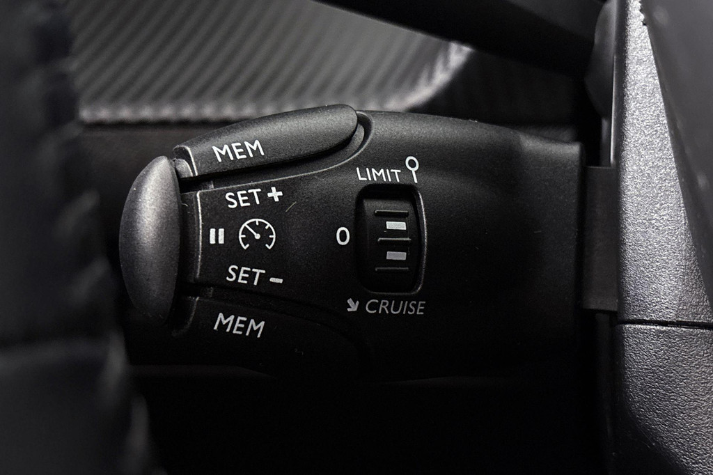 Peugeot e-208 (L750RV) met abonnement