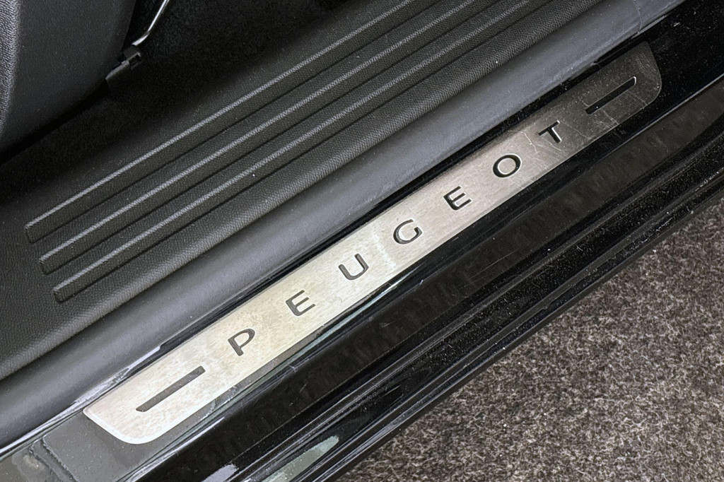 Peugeot e-2008 (L701ZL) met abonnement