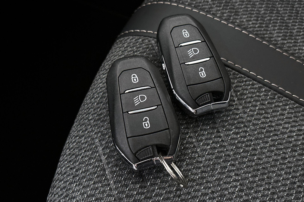 Peugeot e-2008 (KTP82Z) met abonnement