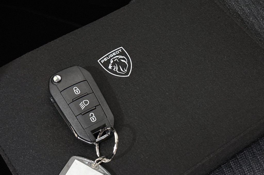 Peugeot e-208 (KNK66T) met abonnement