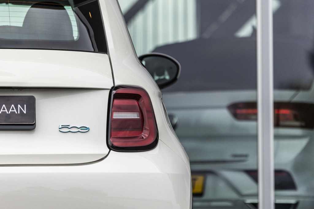 Fiat 500 (KXL40N) met abonnement