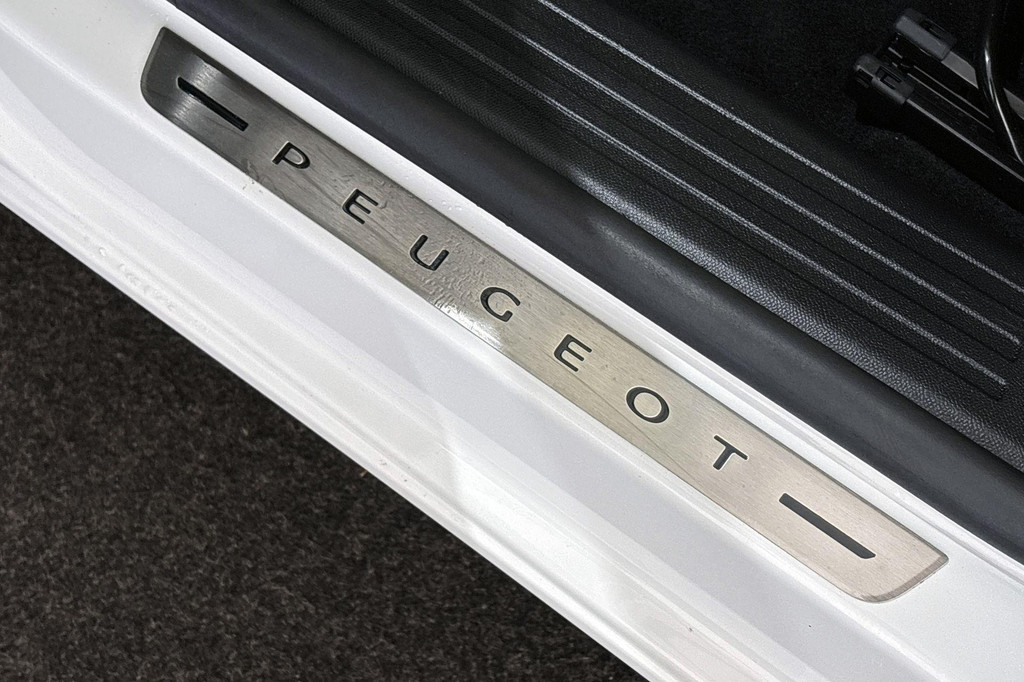 Peugeot e-2008 (N403GD) met abonnement