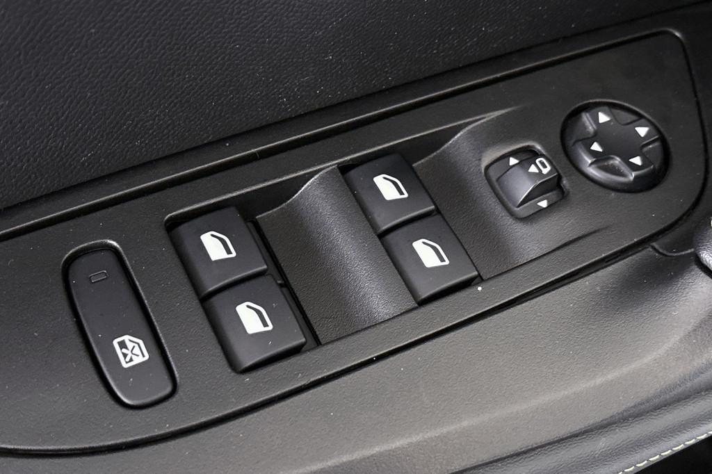 Peugeot e-2008 (N403GD) met abonnement