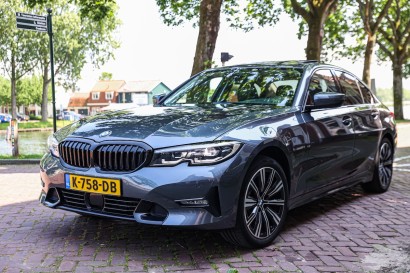 Wasstraat of zelf wassen? Zo houd je je auto het mooist!